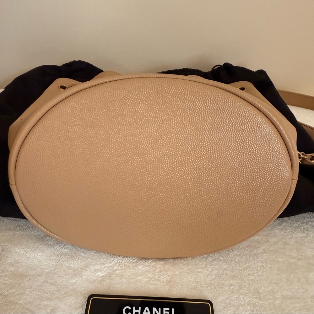 Chanel Tan 2019 Deauville Bucket Bag - Picture 3 of 16